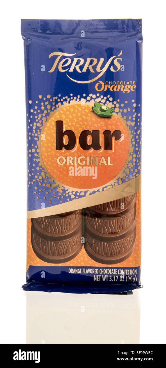 Winneconne, WI - 23 juin 2026 : Un paquet de barre de chocolat orange Terrys originale sur un fond isolé. Banque D'Images