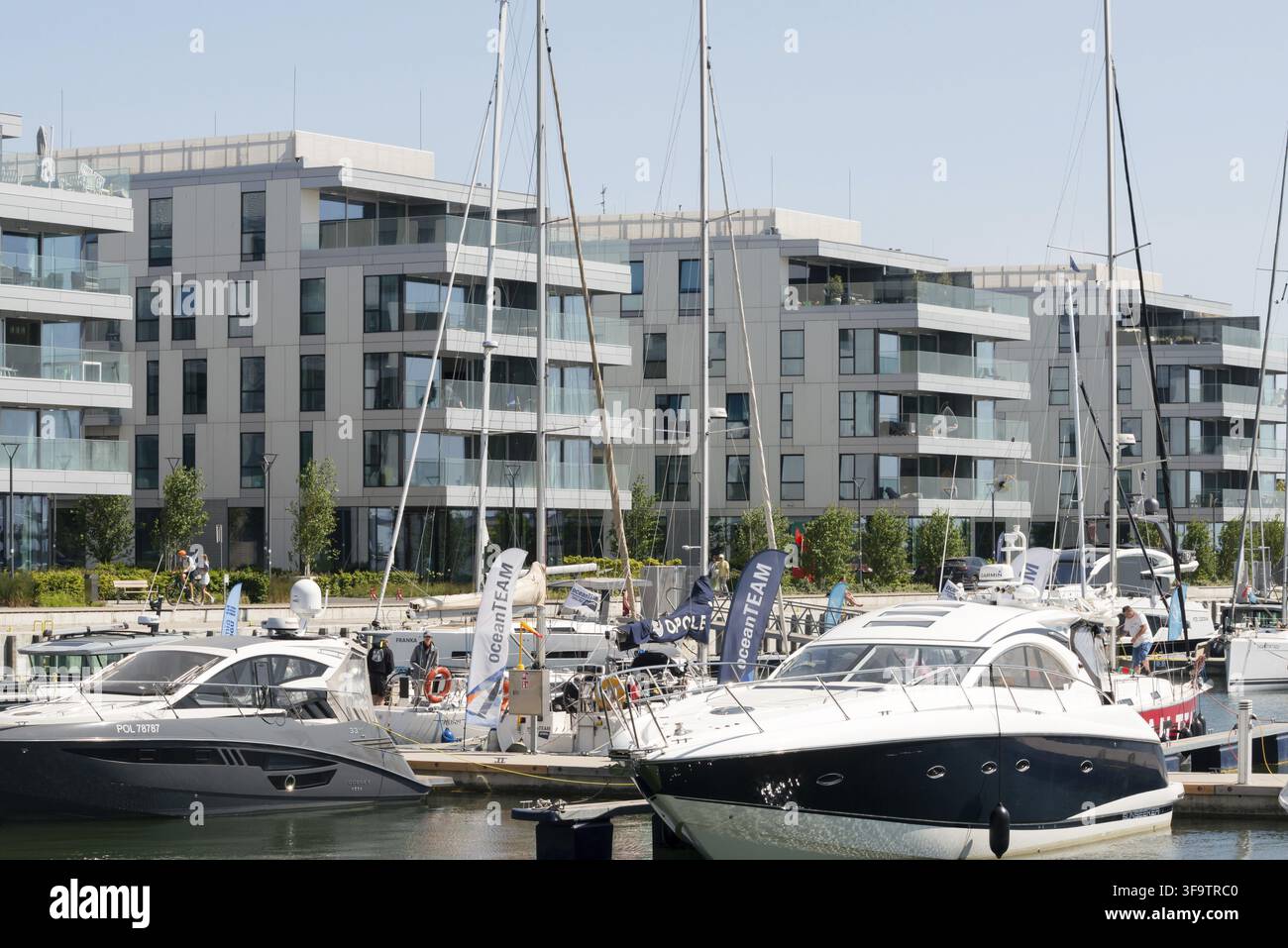 Immeubles résidentiels luxueux et yachts amarrés au Marina Yacht Park à Gdynia, Pologne, Europe, UE Banque D'Images