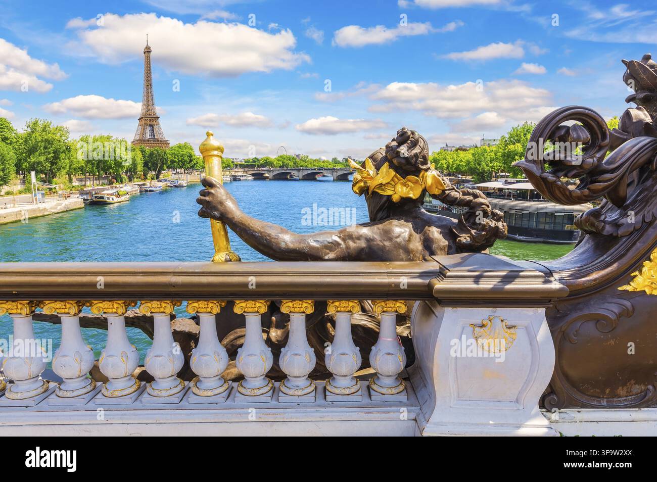 Cloison de sculpture en bronze sur le pont Alexandre III de Paris avec panorama en arrière-plan Banque D'Images