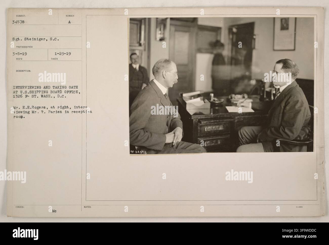 Le sergent Steiniger, photographe, a pris cette image au bureau du U.S. Shipping Board, 1326 F Street, Washington, D.C., où M. E.E. Rogers interviewe M. R. Parien dans la salle d'accueil. Banque D'Images