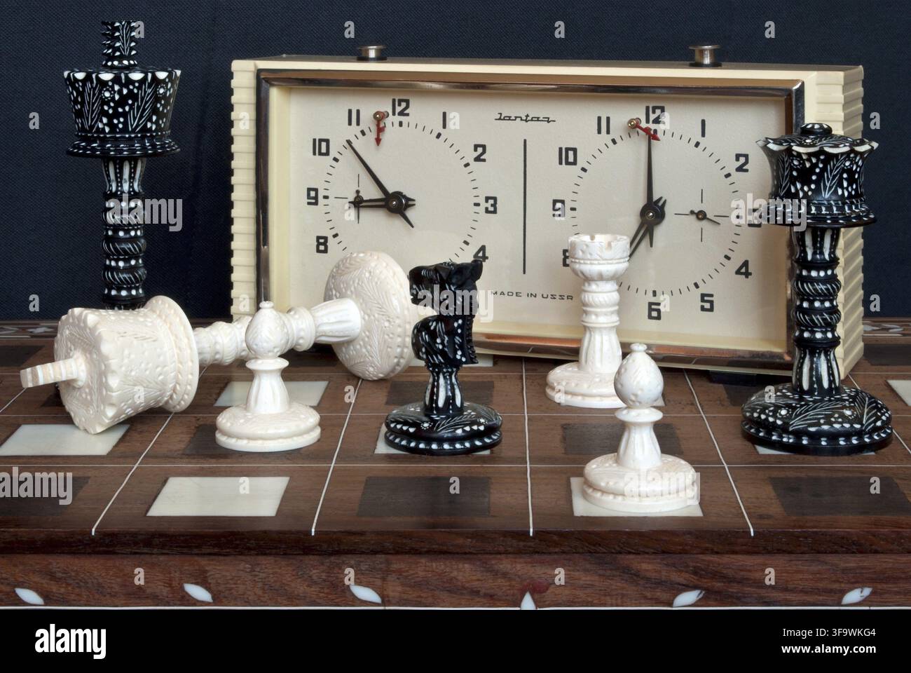 Composition avec des échecs et des horloges d'échecs. Après la partie Banque D'Images