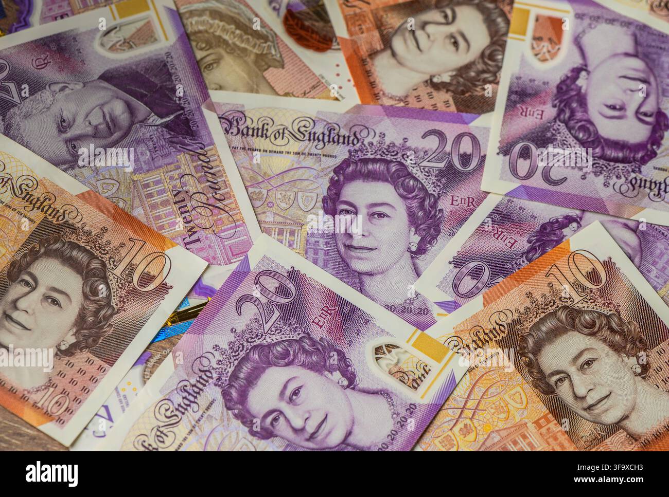 Gros plan de billets de banque britanniques de 20 livres avec des portraits du roi Charles III et de la reine Elizabeth II, symbole de la transition dans la monnaie et le monarque britanniques Banque D'Images