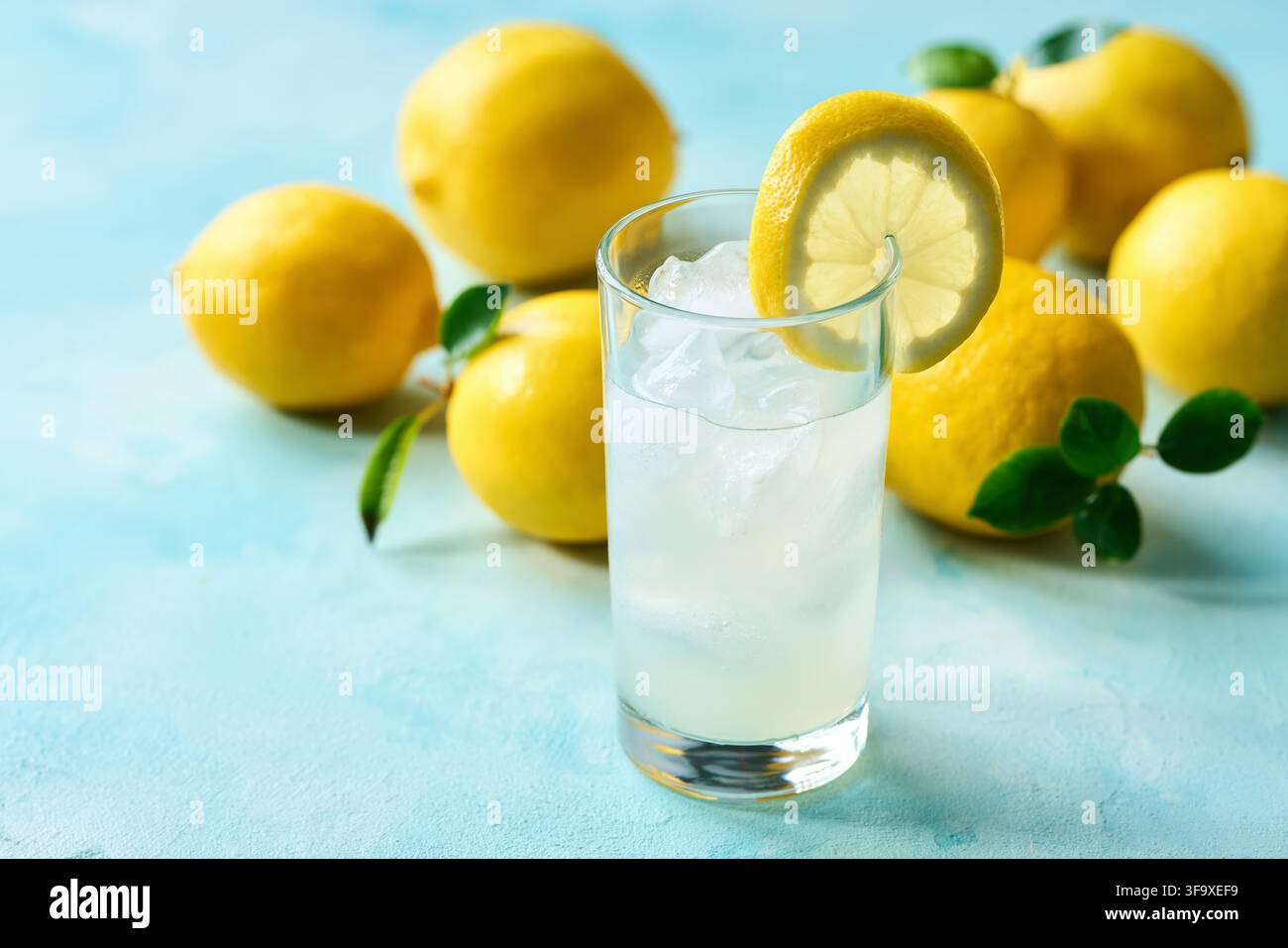 Limonade américaine traditionnelle sans additifs. Limonade maison rafraîchissante d'été. Limonade maison sur une table claire. Banque D'Images