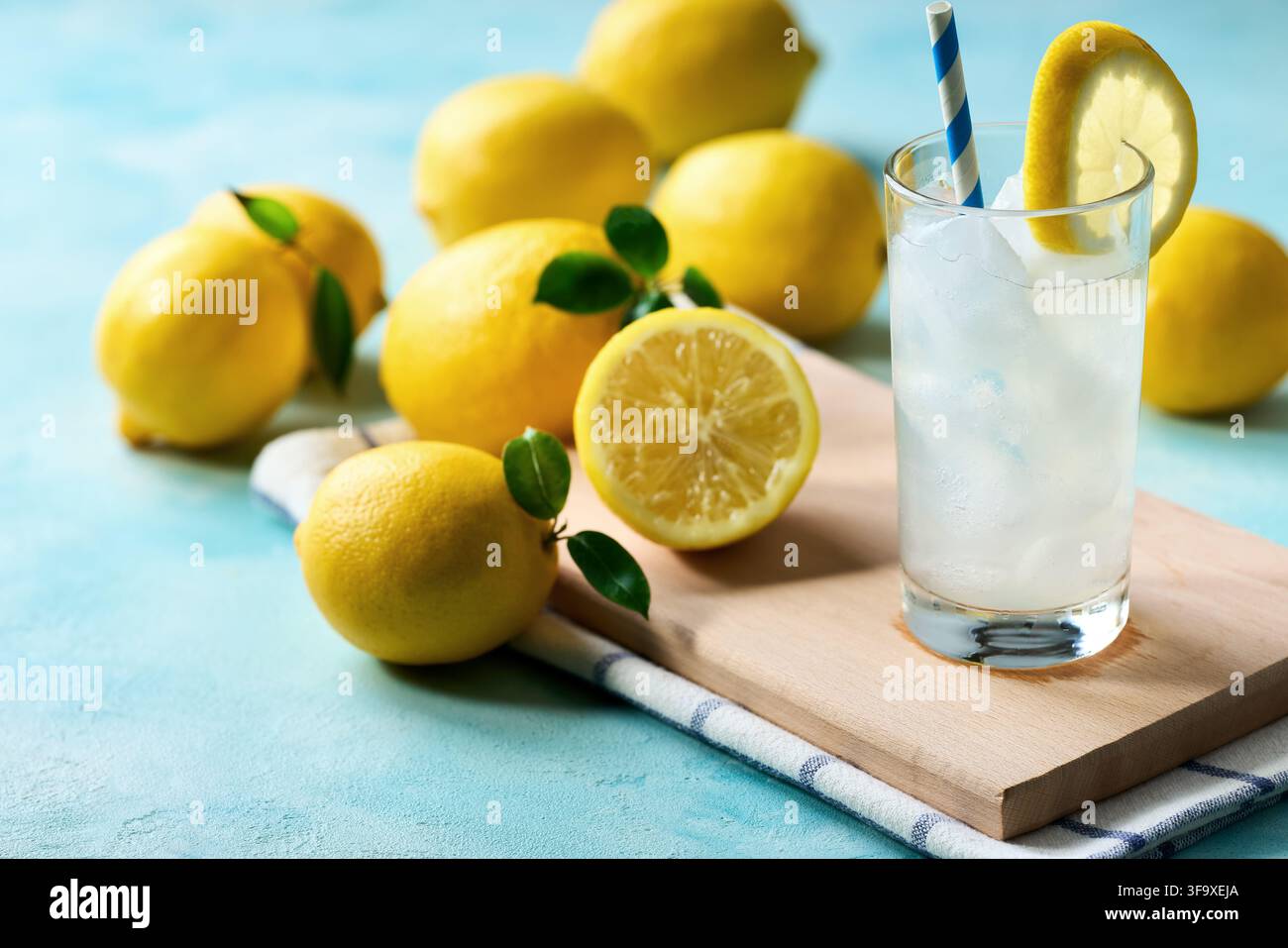 Limonade américaine traditionnelle sans additifs. Limonade maison rafraîchissante d'été. Limonade maison sur une table claire. Banque D'Images