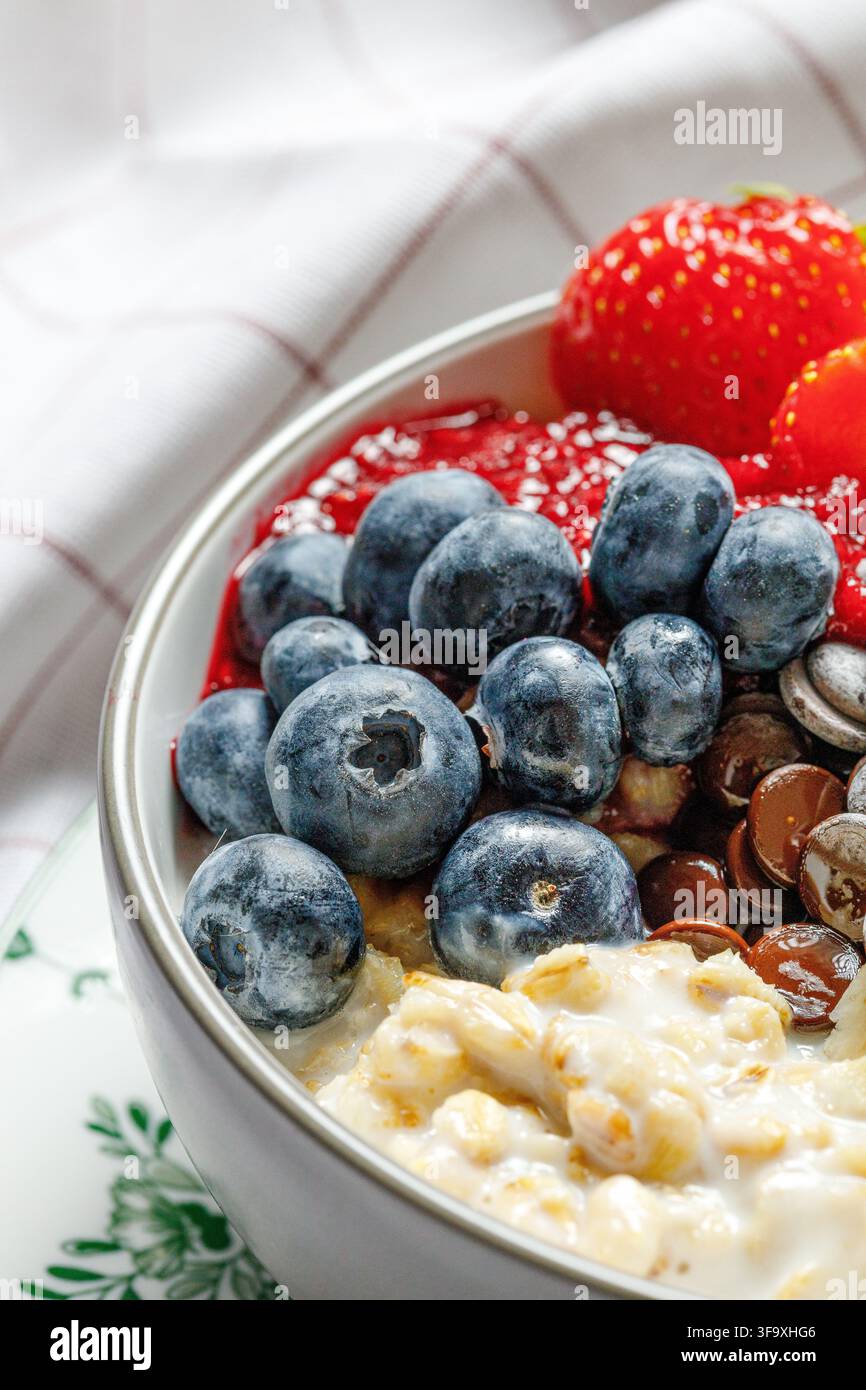 Bol de petit-déjeuner sain avec myrtilles et fraises Banque D'Images