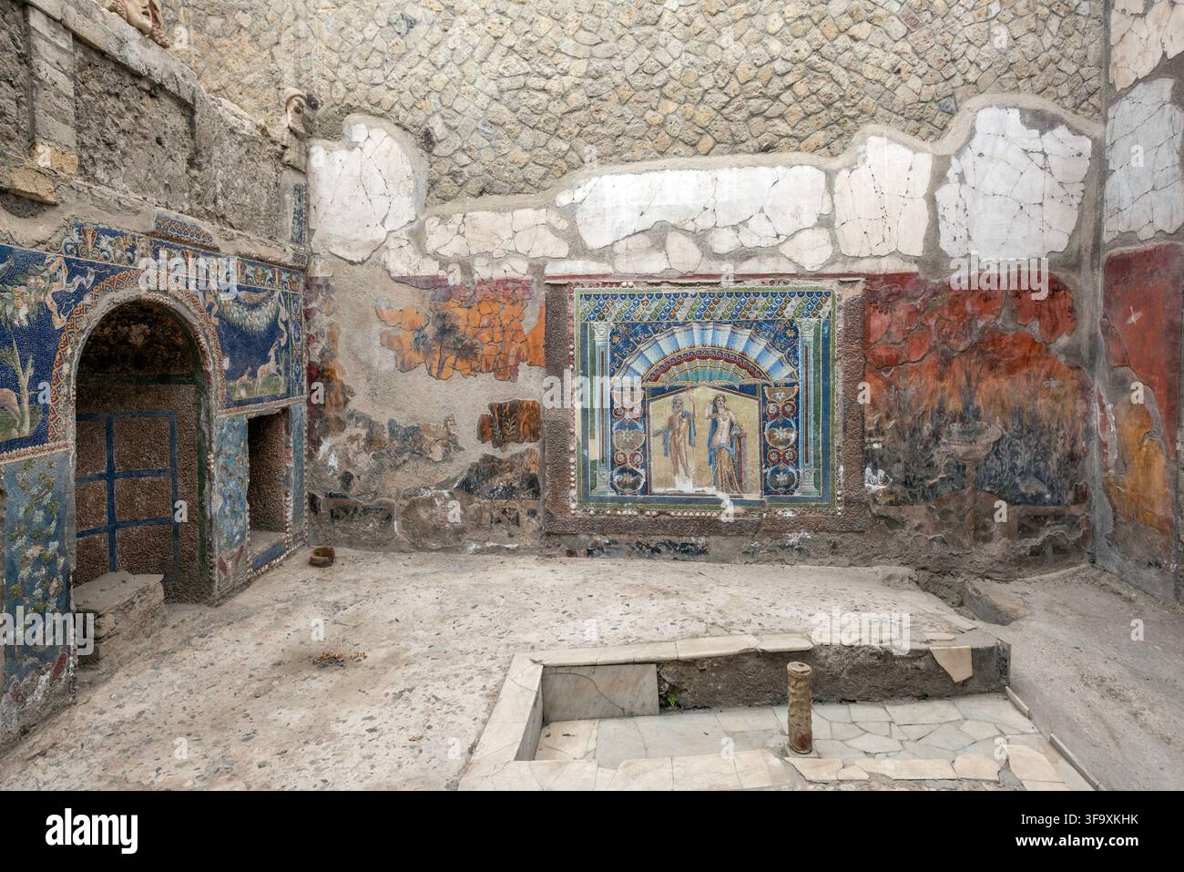 Nymphée de cour et panneau mosaïque de Neptune et Amphitrite dans la Maison de Neptune et Amphitrite au Parc Archéologique d’Herculaneum, Italie Banque D'Images