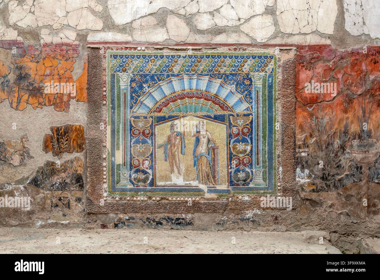 Vue frontale rapprochée de la mosaïque en verre coloré représentant Neptune et Amphitrite au Parc Archéologique d'Herculeane, Italie Banque D'Images