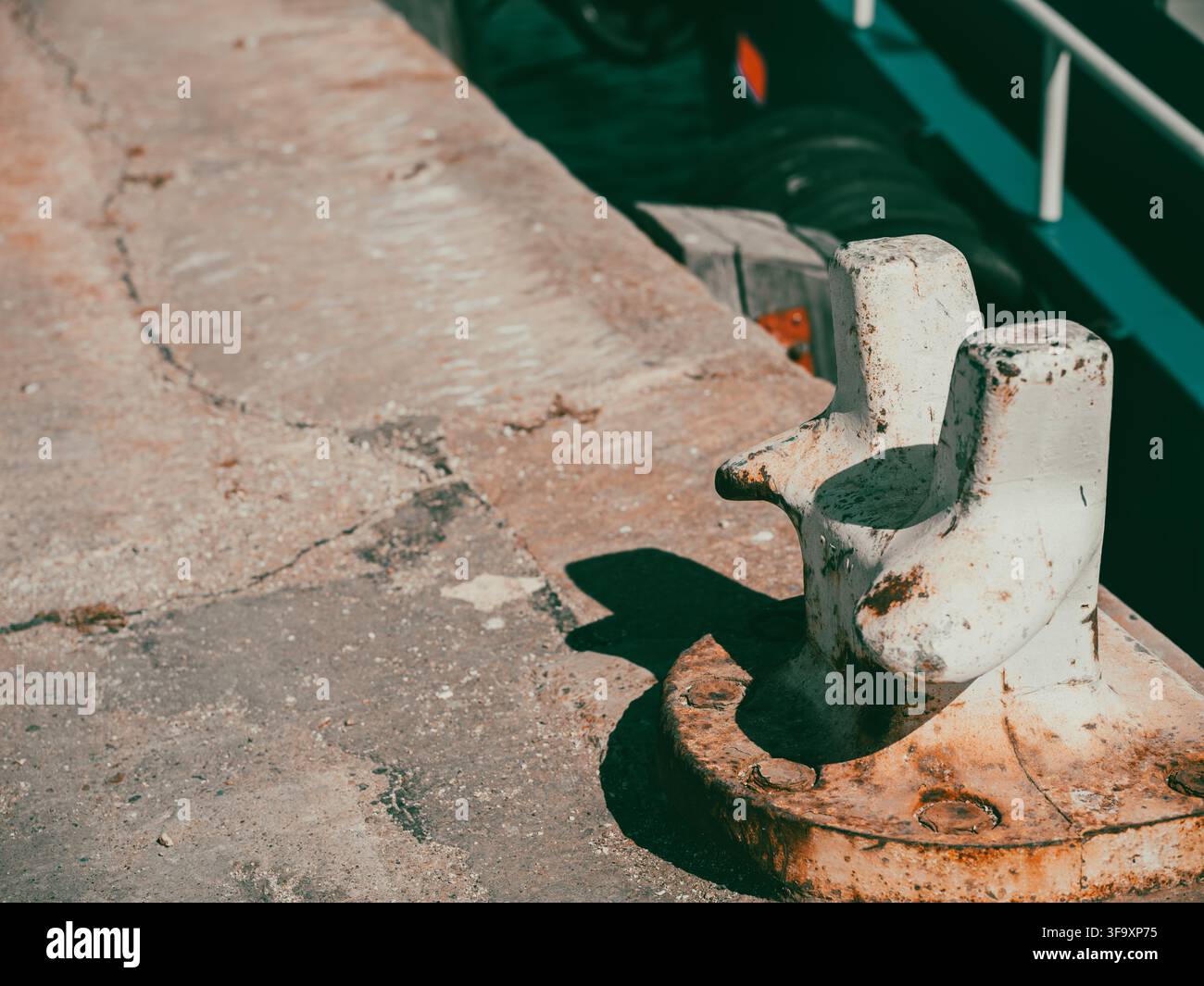 Un bittement d'amarrage rouillé et patiné sur le quai du port de Whitstable, Kent, Angleterre, Royaume-Uni, en gros plan abstrait. Banque D'Images