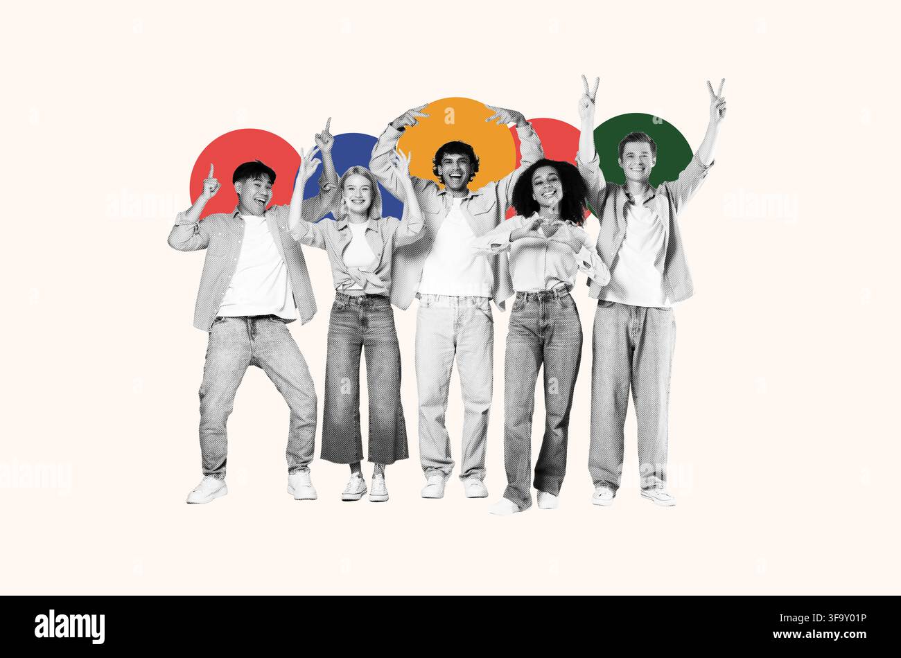 Groupe d'amis jeunes et divers célébrant ensemble, souriant et s'amusant, un moment joyeux Banque D'Images