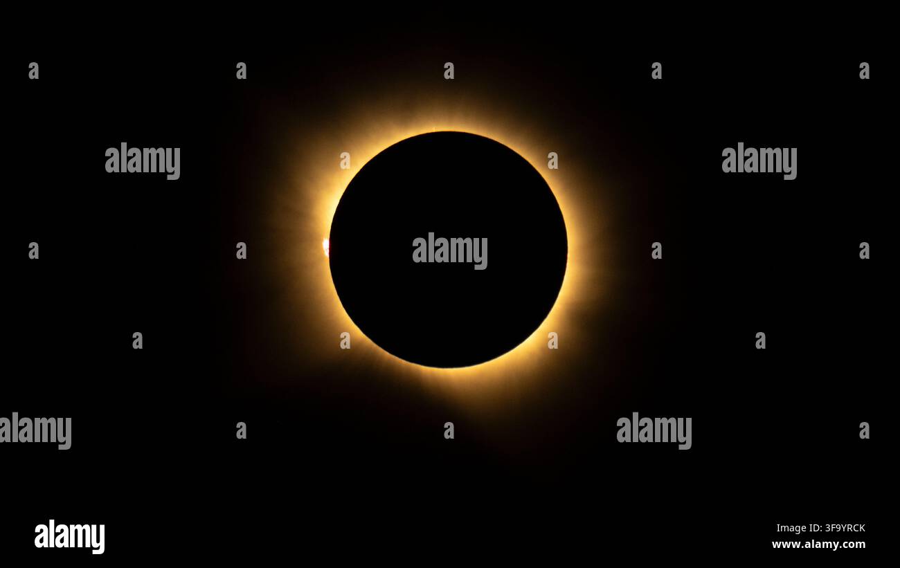 San Millan de los Caballeros, Espagne. 12 août 2026. La Lune passe complètement devant le Soleil lors d'une éclipse solaire totale, le 12 août 2026 depuis San Millán de los Caballeros, Espagne. Une éclipse solaire totale a balayé des parties du Groenland, de l'Islande, du nord de la Russie, de l'océan Atlantique, de l'Espagne et d'un petit coin du Portugal. Une éclipse partielle était visible dans certaines parties des États-Unis, la plupart du Canada, une grande partie de l'Europe et du nord-ouest de l'Afrique. Crédit : Bill Ingalls/NASA/Alamy Live News Banque D'Images