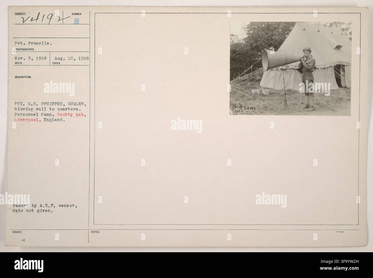 Private G.H. Pfeiffer, un clairon, souffle l'appel aux quartiers au Personnel Camp, Knotty Ash, Liverpool, Angleterre, pendant la Première Guerre mondiale. Banque D'Images