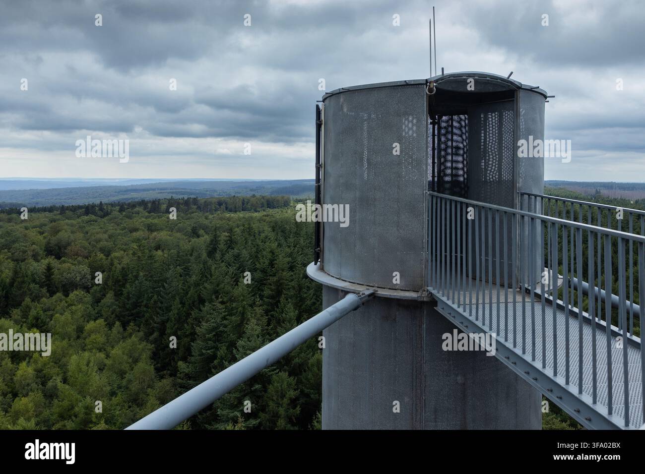 Vue du sommet de la tour Milleninum de 60 m de haut près de Gedinne, en Belgique. Construite sur le quatrième plus haut sommet de Belgique, la tour d'observation a une vue v Banque D'Images