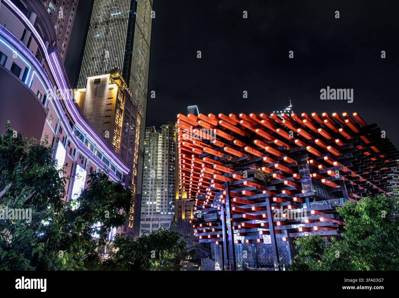 Chongqing, Chine – 11 juin 2026 – Une photographie de nuit en contre-plongée du Centre artistique Guotai illuminé à Jiefangbei, Chongqing, Chine. Le bâtiment fe Banque D'Images