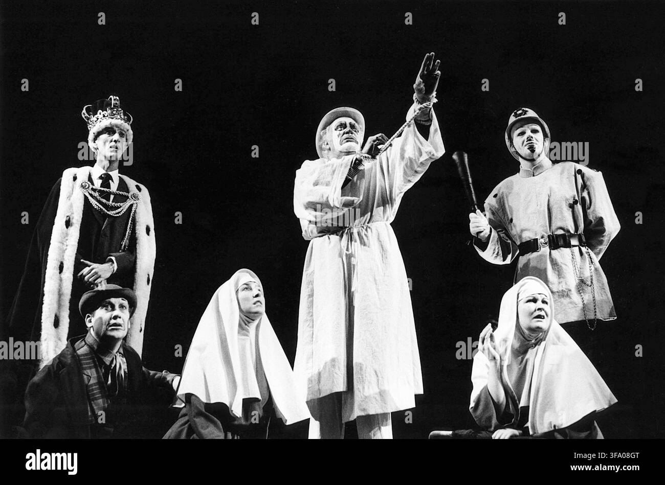 arrière gauche : John Dicks (Solinus) centre : Joseph O'Conor (Aegeon) droite, debout : Paul Clayton (Un Officier) dans LA COMÉDIE DES ERREURS de Shakespeare à la Royal Shakespeare Company (RSC), Royal Shakespeare Theatre, Stratford-upon-Avon, Angleterre 09/08/1983 musique : Nigel Hess mise en scène : Ultz lumière : Robert Bryan mise en scène : Adrian Noble Banque D'Images