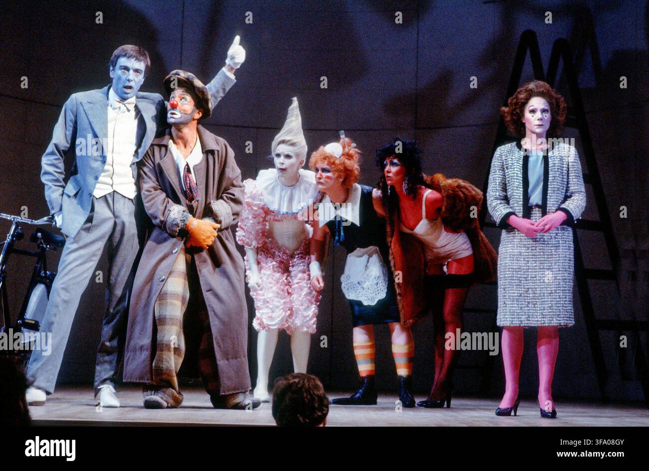 l-r : Peter McEnery (Antipholus d'Éphèse), Henry Goodman (Dromio d'Éphèse), Jane Booker (Luciana), Frankie Cosgrave (Luce), Emma Watson (Courtisane), Zoe Wanamaker (Adriana) dans LA COMÉDIE DES ERREURS de Shakespeare à la Royal Shakespeare Company (RSC), Royal Shakespeare Theatre, Stratford-upon-Avon, Angleterre  09/08/1983  Musique : Nigel Hess  Scénographie : Ultz  Lumières : Robert Bryan  Metteur en scène : Adrian Noble Banque D'Images