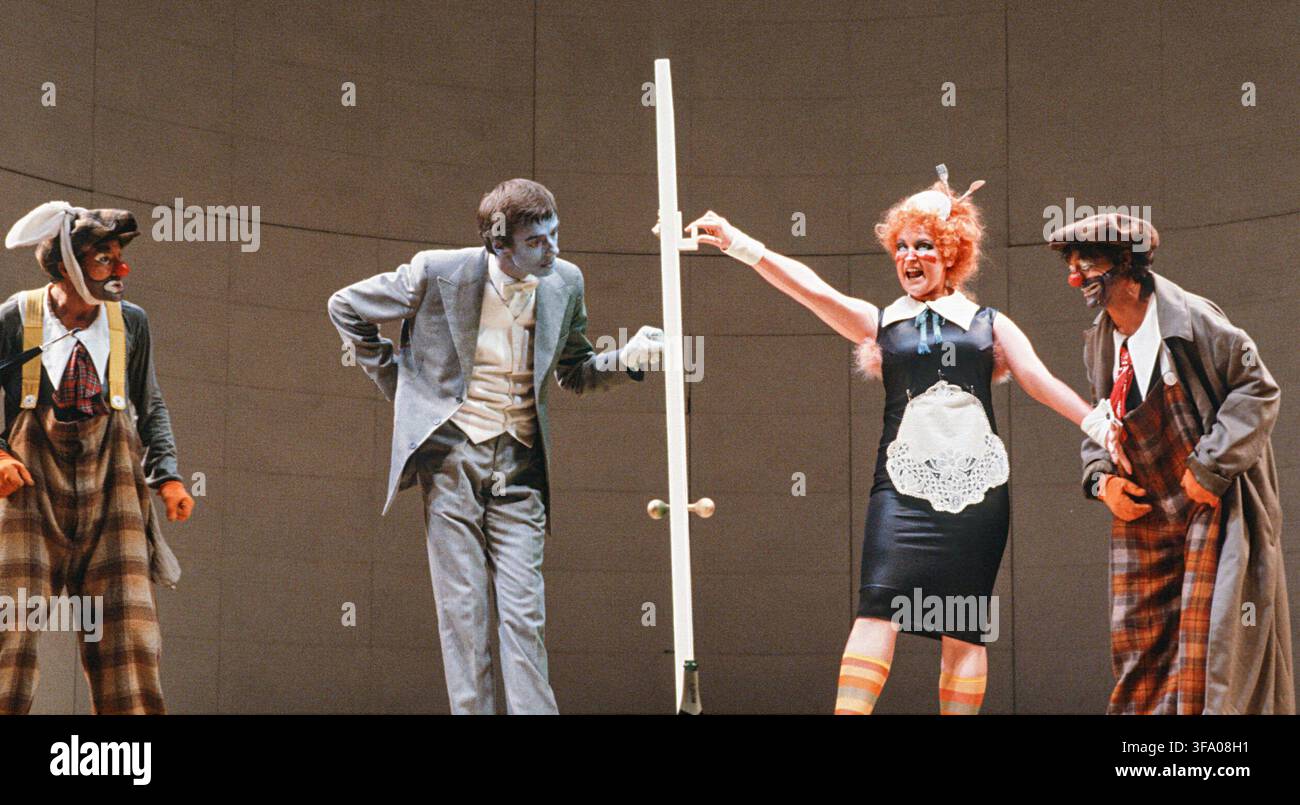 l-r : Henry Goodman (Dromio d'Éphèse), Peter McEnery (Antipholus d'Éphèse), Frankie Cosgrave (Luce), Richard O'Callaghan (Dromio de Syracuse) dans LA COMÉDIE DES ERREURS de Shakespeare à la Royal Shakespeare Company (RSC), Royal Shakespeare Theatre, Stratford-upon-Avon, Angleterre  09/08/1983  musique : Nigel Hess  mise en scène : Ultz  éclairage : Robert Bryan  mise en scène : Adrian Noble Banque D'Images