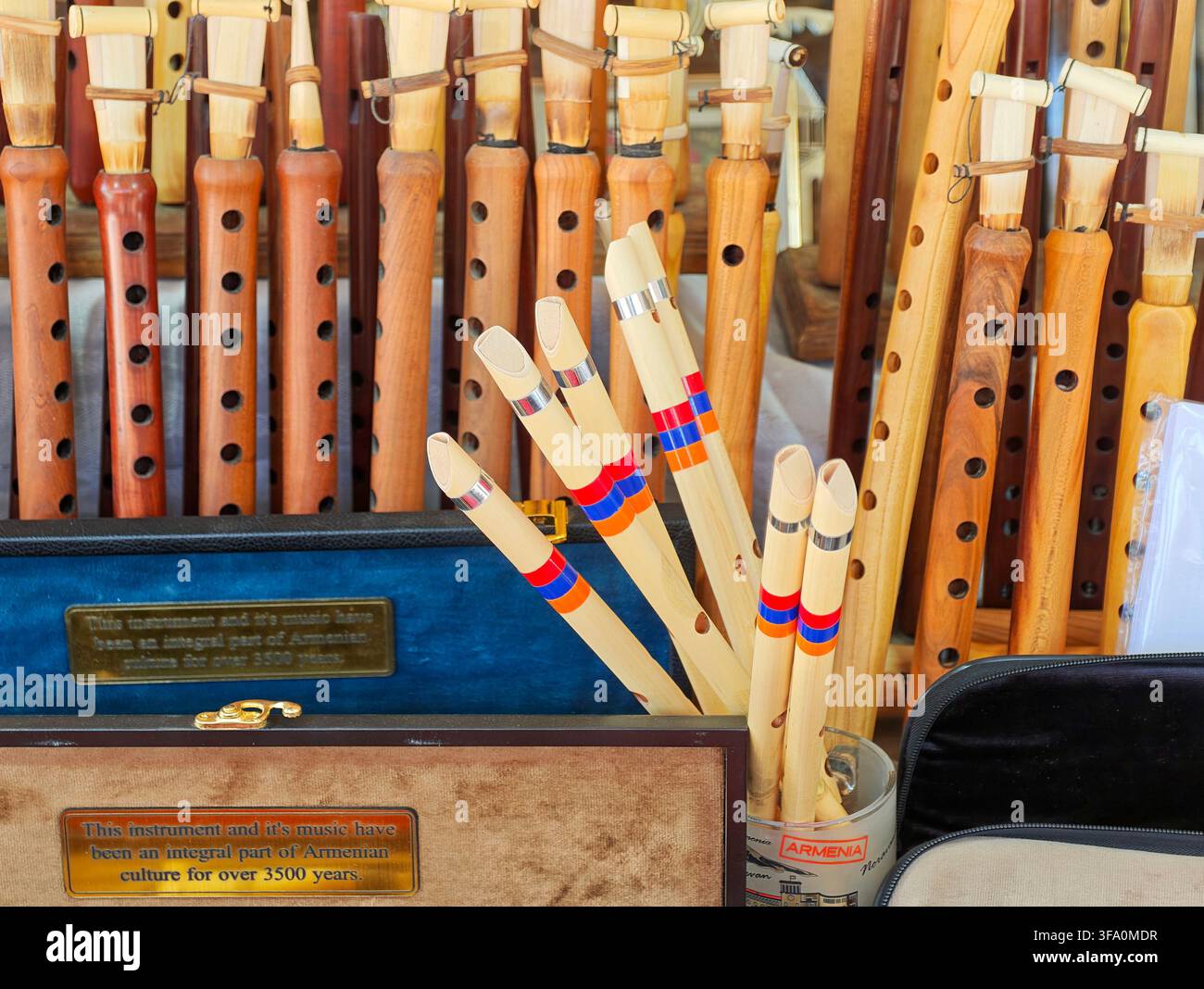 Flûtes à bec et flûtes en bois exposées dans des étuis. Certaines ont des rubans colorés. Les instruments montrent des signes d'usage. Ils apparaissent dans des contextes musicaux traditionnels Banque D'Images