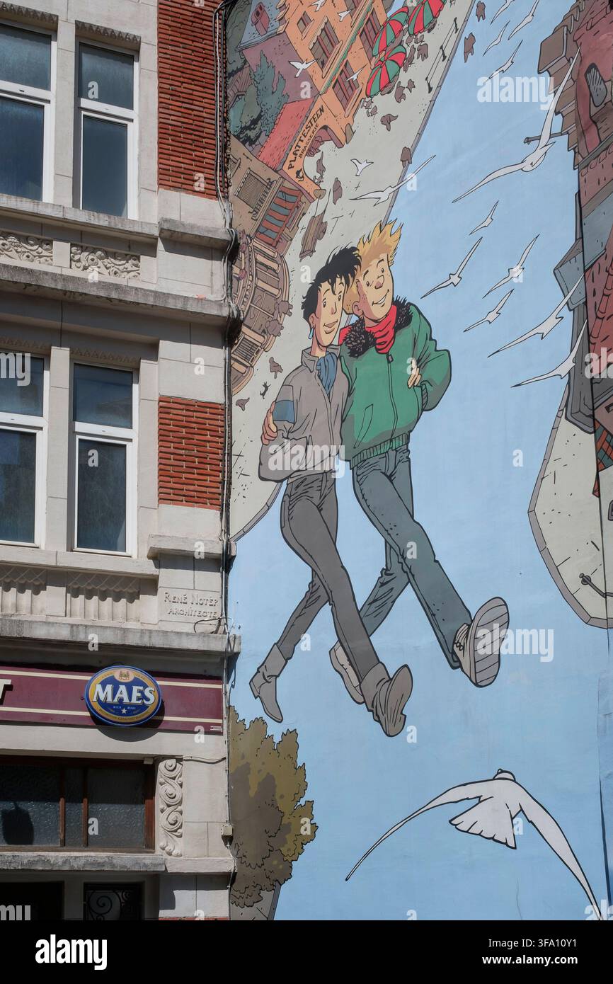 Une fresque murale d'art de rue de grand format sur un mur urbain représente les personnages de bande dessinée Broussaille et Catherine dans un style franco-belge classique Banque D'Images