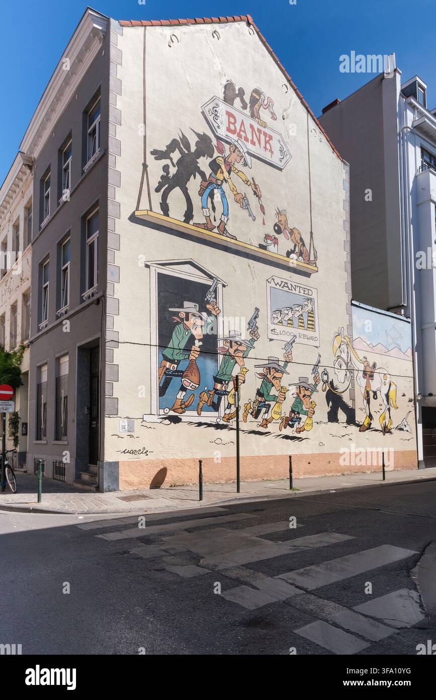 Une fresque murale de street art de grande format sur la façade d'un immeuble d'angle à plusieurs étages représente les personnages de bandes dessinées célèbres Lucky Luke et les Dalton Banque D'Images