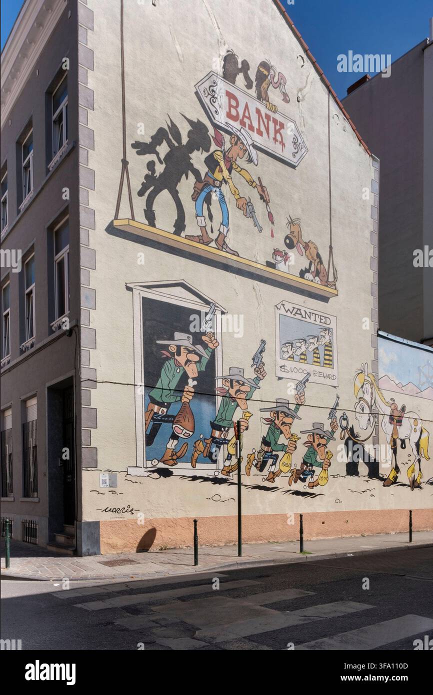 Une fresque murale de street art de grand format sur la façade d'un immeuble d'angle à plusieurs étages représente les personnages de bandes dessinées célèbres Lucky Luke et les Dalton Banque D'Images