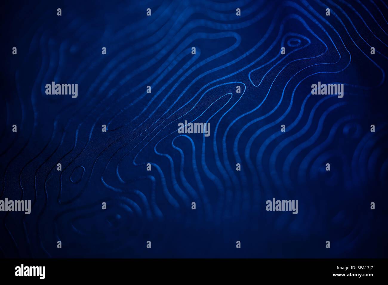 Fond bleu foncé abstrait avec des lignes de contour topographiques lumineuses formant un motif organique fluide, idéal pour la technologie, la visualisation de données, la carte Banque D'Images