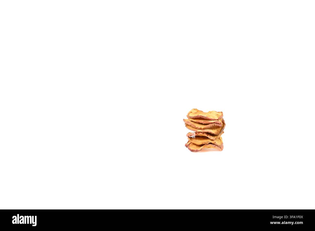 Petit tas de tranches de pomme séchées et empilées soigneusement sur fond blanc Banque D'Images
