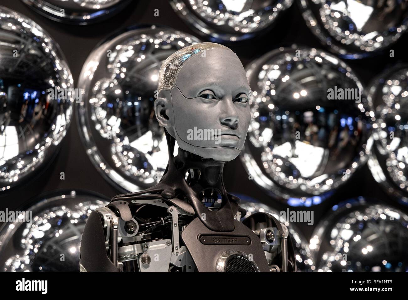 Close-up du robot humanoïde Ameca alimenté par l'IA générative, Centre scientifique Copernic, Varsovie, Pologne Banque D'Images