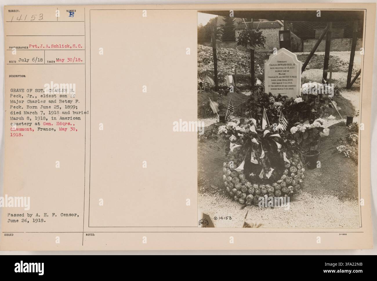 La tombe du Sergent Charles H. Peck, Jr., fils aîné du Major Charles et Betsy F. Peck, né le 25 juin 1899 et mort le 7 mars 1918, dans le cimetière américain de Chaumont, France, par le Soldat J. A. Schlick le 30 mai 1918. Banque D'Images