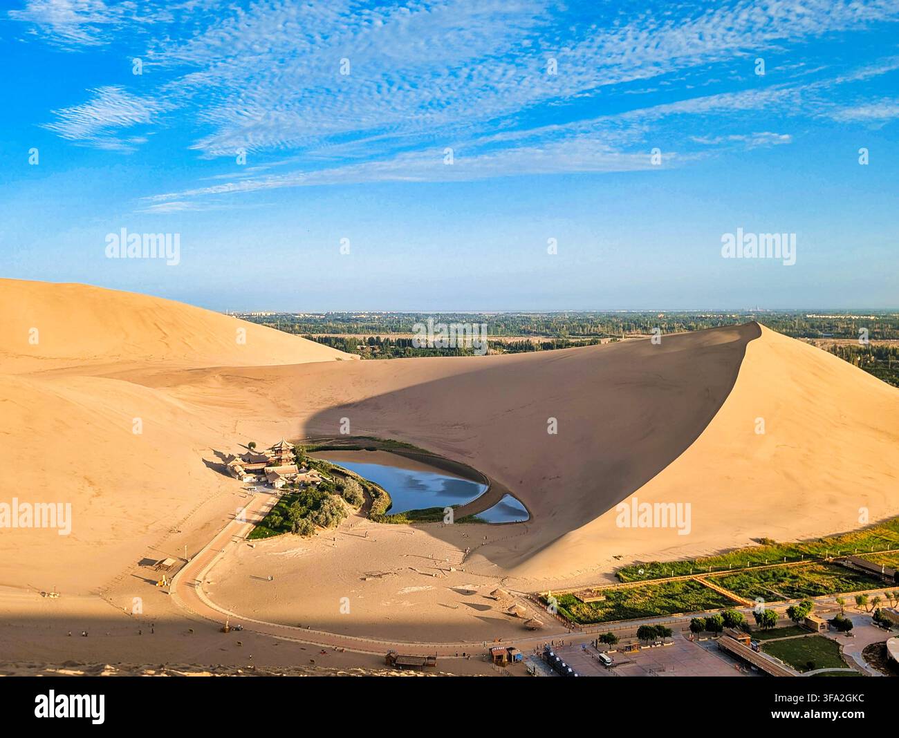 Vue de l'oasis du lac Crescent nichée parmi les vastes dunes de sable de la montagne Mingsha à Jiuquan, en Chine. Banque D'Images