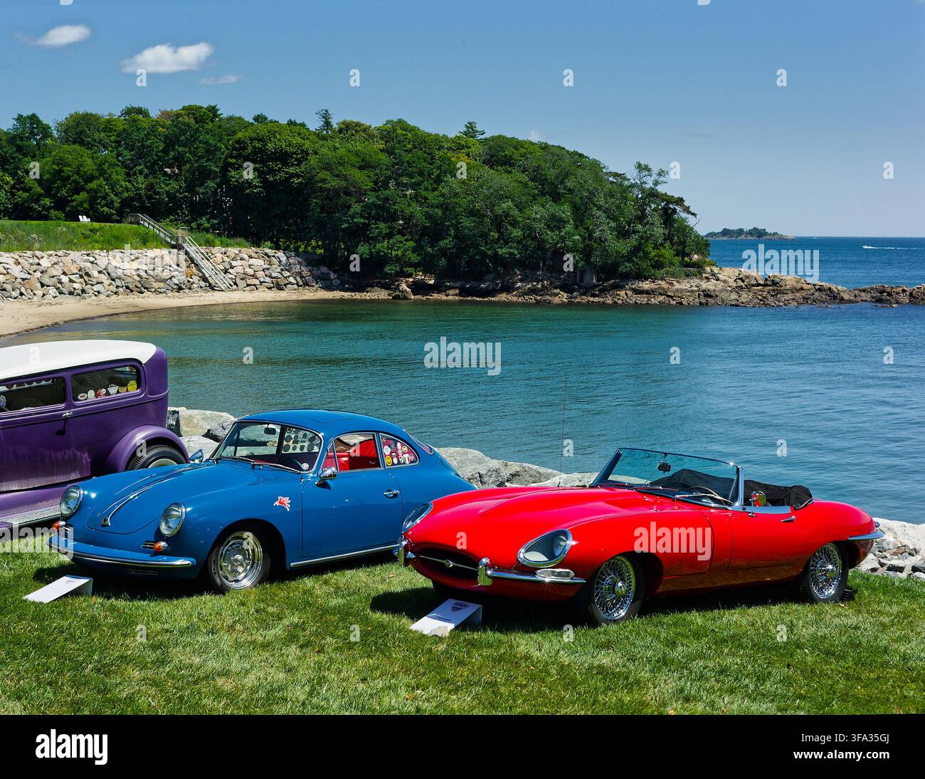 2026 Misselwood Concours d’Elegance – Beverly, MA. Une magnifique Porsche 911 bleue des années 1960 est garée à côté d’une Jaguar E type convertible rouge de 1963 sur le s Banque D'Images