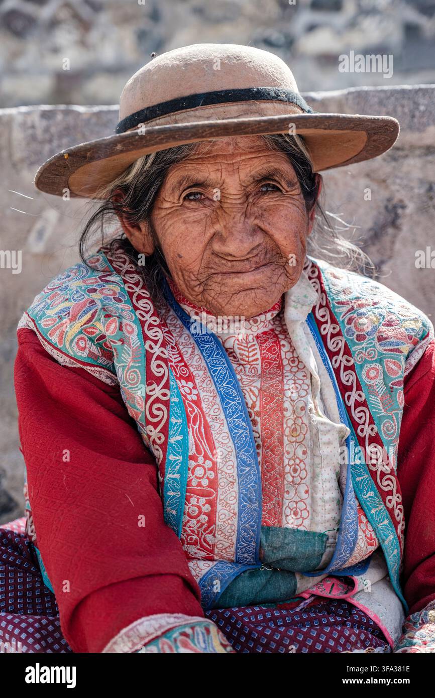 Portrait d'une femme âgée quechua portant des vêtements traditionnels péruviens, chapeau, Maca, vallée du Colca, Pérou Banque D'Images
