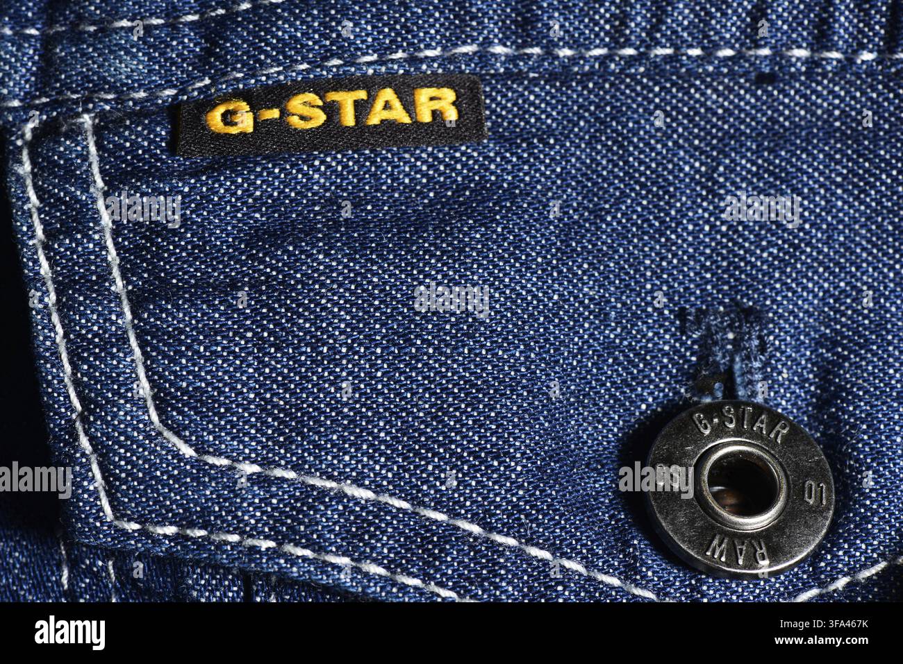 Étiquette G-Star et bouton sur la veste de Jean G-Star Raw gros plan Banque D'Images