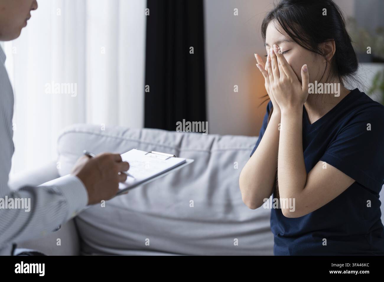 Triste femme assise sur le sofa patient discutant des problèmes de santé mentale avec le psychologue. traitement de la santé mentale de la femme asiatique déprimée Banque D'Images