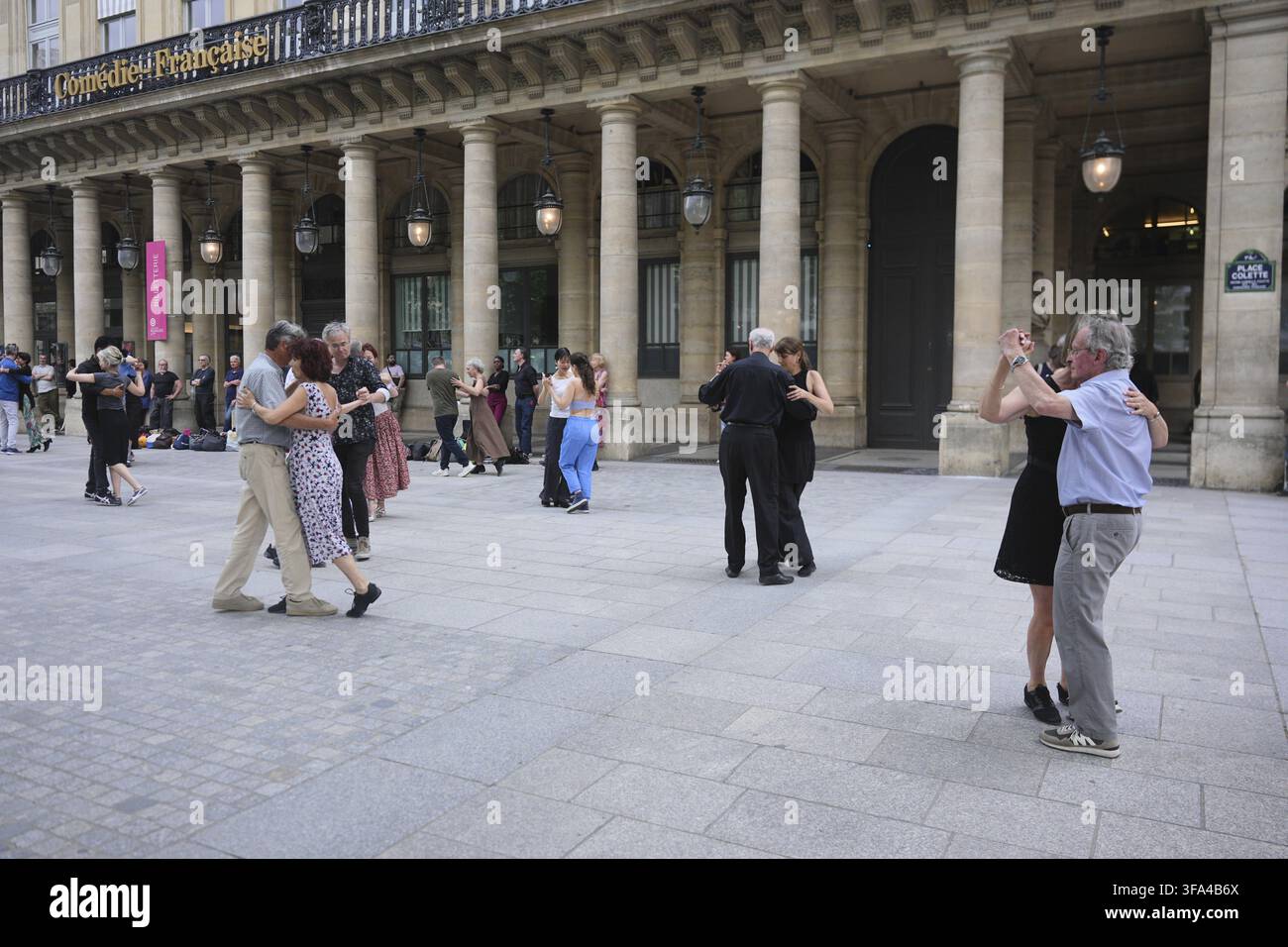Paris France 29 mai 2025 Danse en plein air au Palais Royal Banque D'Images