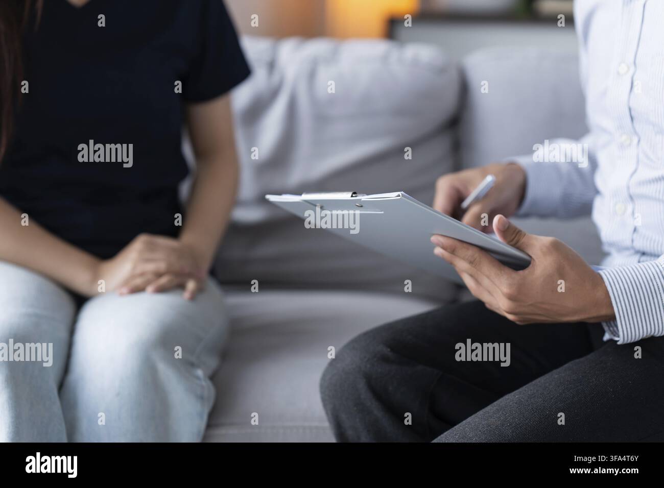 Triste femme assise sur le sofa patient discutant des problèmes de santé mentale avec le psychologue. traitement de la santé mentale de la femme asiatique déprimée Banque D'Images