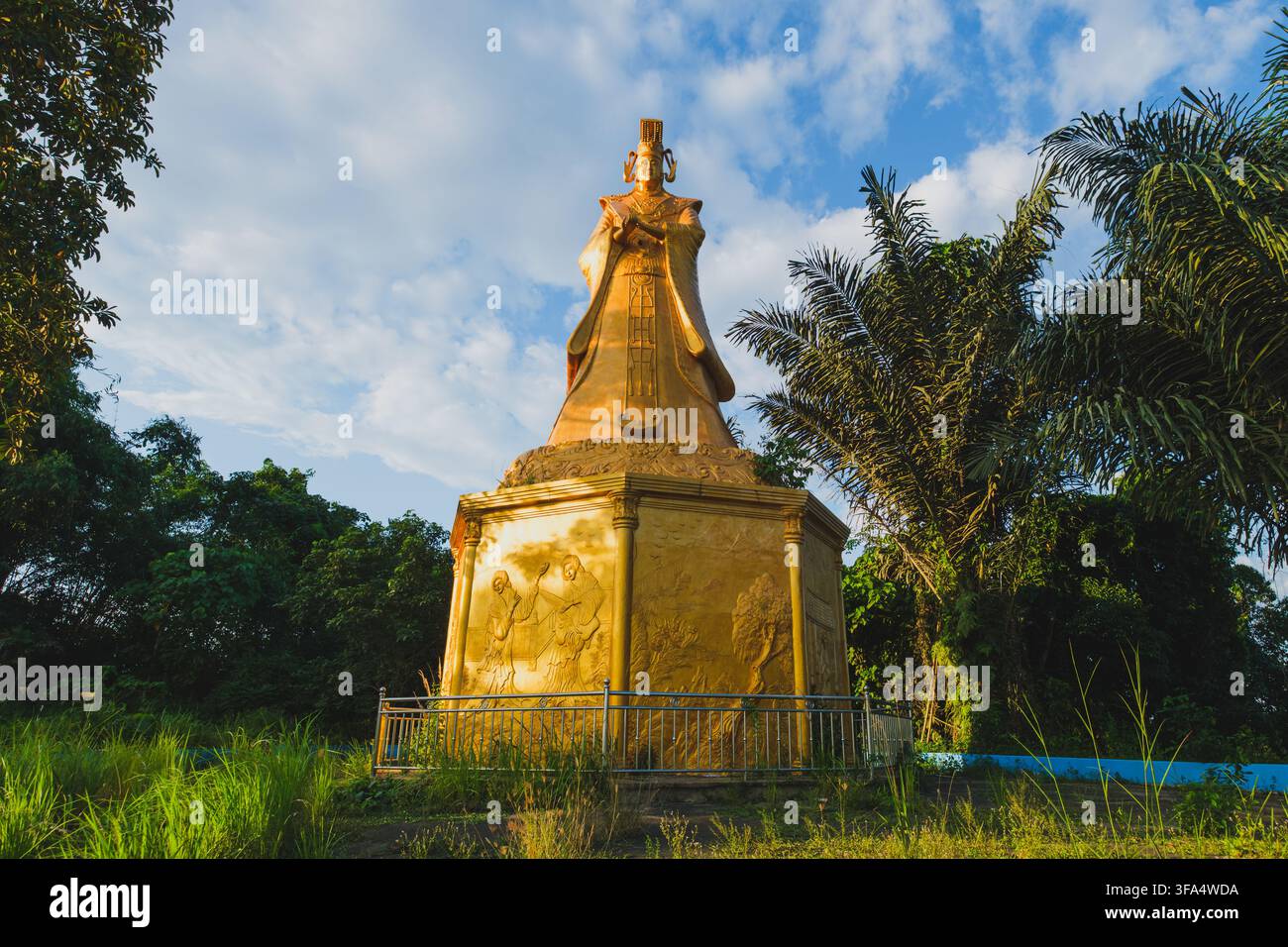 Samarinda, Indonésie - 25 juin 2026. Grande statue dorée de la déesse de la mer Mazu debout sur un piédestal décoré dans la cour. Banque D'Images
