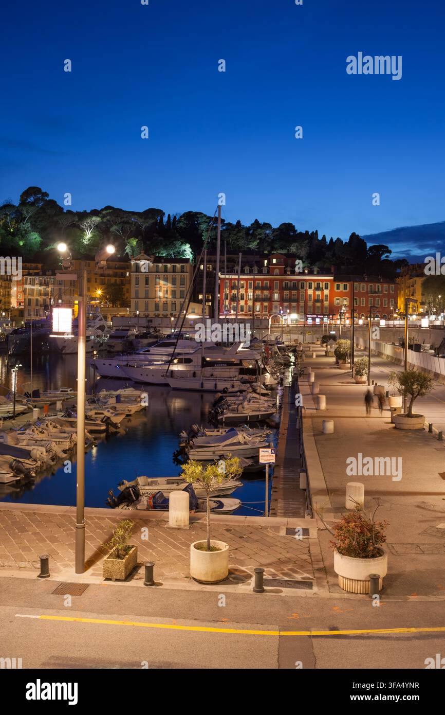 Yachts et promenade à Port Lympia la nuit dans la ville de Nice, France. Banque D'Images