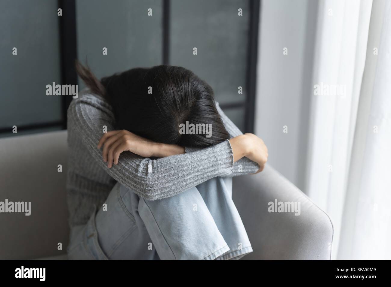 Jeune femme asiatique se sentant seule triste malade stressée sur Sofa at Home Alone pour Healthcare Wellness Lifestyle Banque D'Images