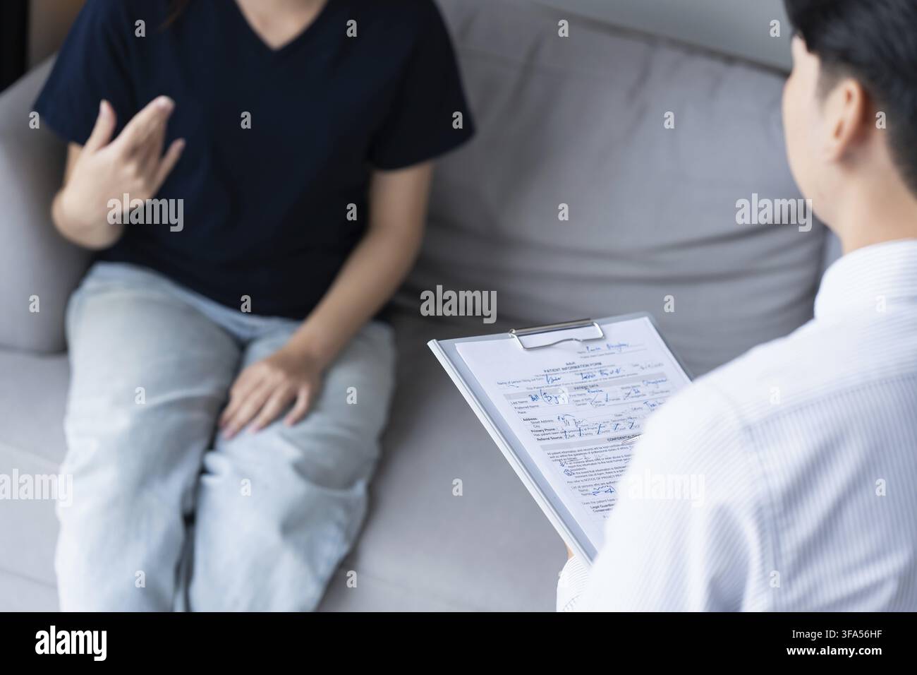 Triste femme assise sur le sofa patient discutant des problèmes de santé mentale avec le psychologue. traitement de la santé mentale de la femme asiatique déprimée Banque D'Images