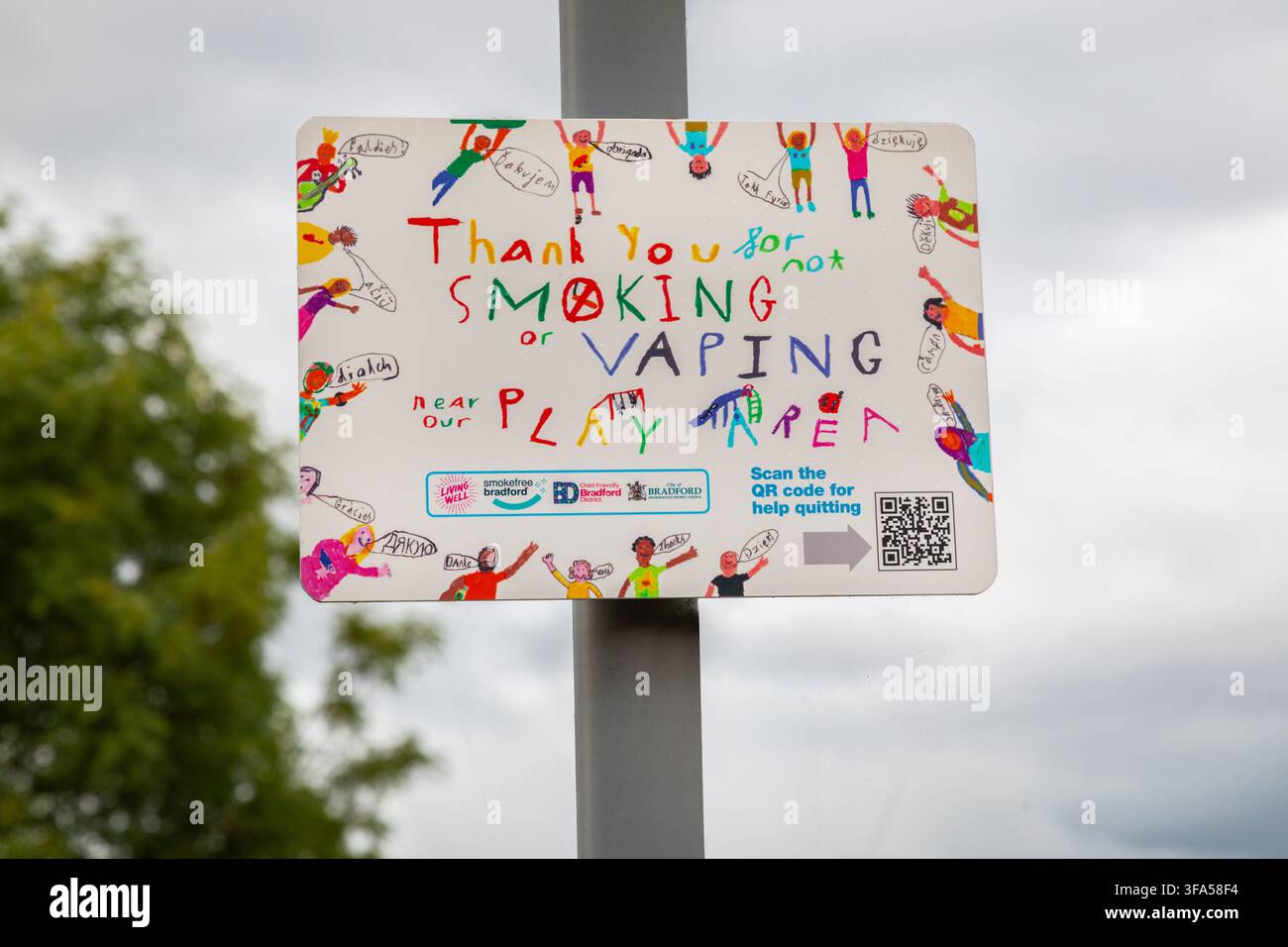 Un panneau interdisant de fumer ou de vapoter dans une aire de jeux pour enfants, Oakworth, Yorkshire. Banque D'Images