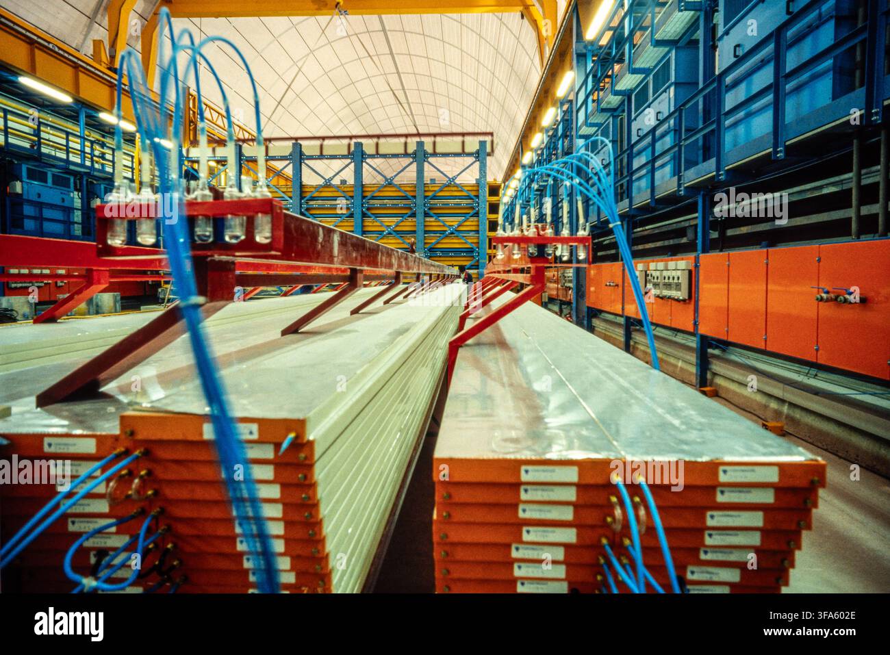 Rangées de panneaux détecteurs connectés par des câbles bleus dans une salle de recherche souterraine. Laboratoire national du Gran Sasso, L'Aquila, Abruzzes, Italie, Europe Banque D'Images
