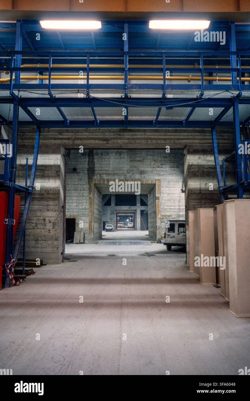 Vue à travers l'entrée d'un tunnel en béton vers des véhicules garés dans une installation souterraine. Laboratoire national du Gran Sasso, L'Aquila, Abruzzes, Italie, Europ Banque D'Images