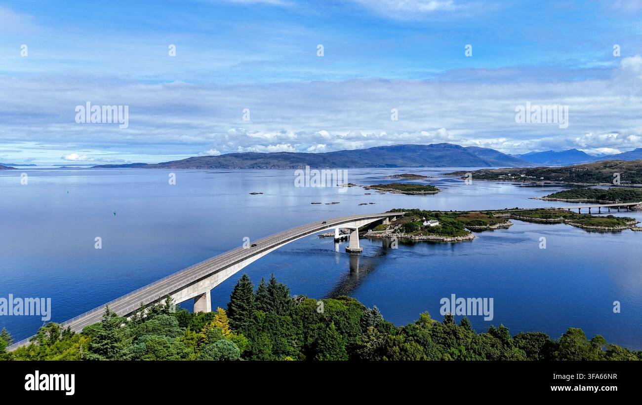 Superbe vue aérienne du pont Skye reliant l'île de Skye au continent écossais. Paysage écossais épique Banque D'Images