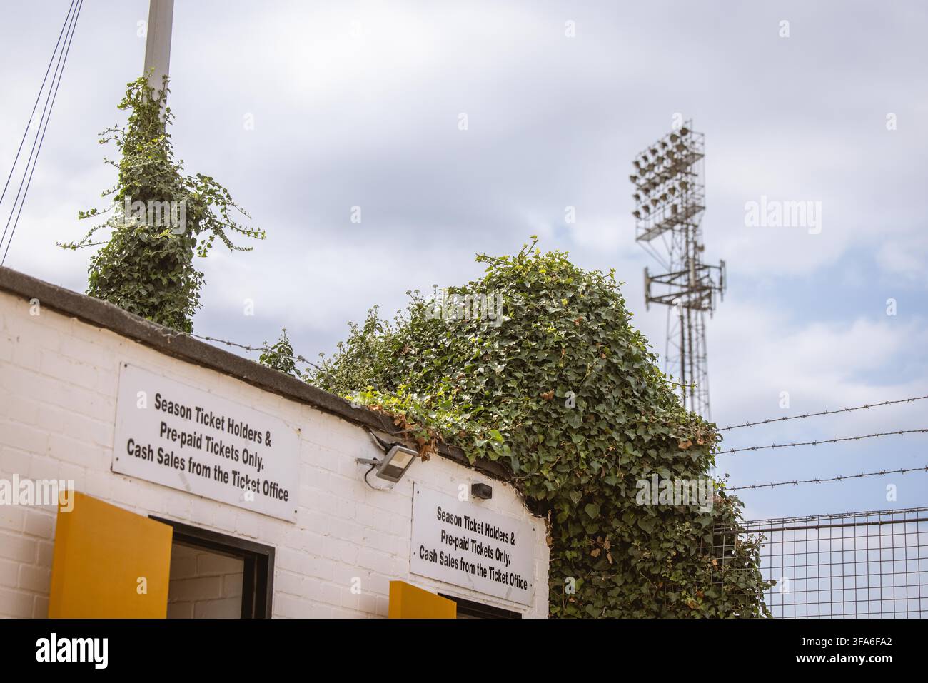 Vue extérieure du stade Cledara Abbey avec éclairage au sol traditionnel Banque D'Images