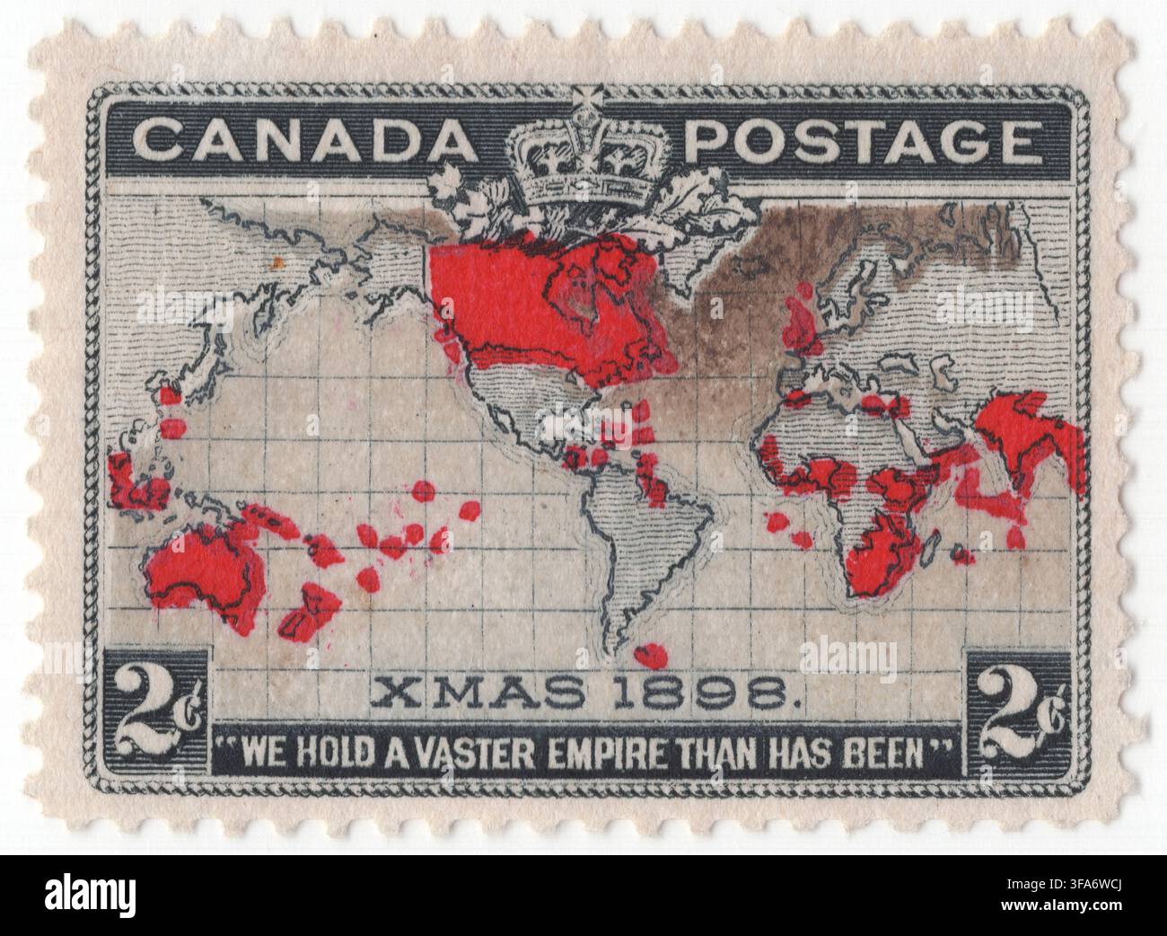 CANADA - 7 décembre 1898 : timbre de 2 cents noir sur lavande et carmin représentant une carte de projection de Mercator illustrant l'étendue mondiale de l'Empire britannique. Placé devant une grille océanique teintée de lavande et surmonté de la Couronne impériale, l'art détaillé met en évidence toutes les possessions territoriales britanniques sur les continents en rouge vif. Conçu par le maître de poste général Sir William Mulock et émis à Noël 1898, cette conception historique célèbre l'inauguration du Penny Postage impérial à travers l'Empire britannique Banque D'Images