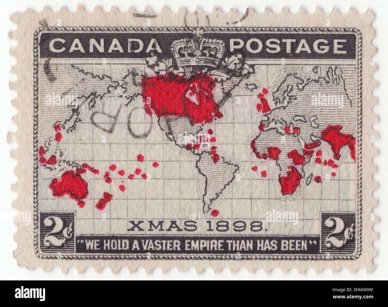 CANADA - 7 décembre 1898 : timbre de 2 cents noir sur lavande et carmin représentant une carte de projection de Mercator illustrant l'étendue mondiale de l'Empire britannique. Placé devant une grille océanique teintée de lavande et surmonté de la Couronne impériale, l'art détaillé met en évidence toutes les possessions territoriales britanniques sur les continents en rouge vif. Conçu par le maître de poste général Sir William Mulock et émis à Noël 1898, cette conception historique célèbre l'inauguration du Penny Postage impérial à travers l'Empire britannique Banque D'Images