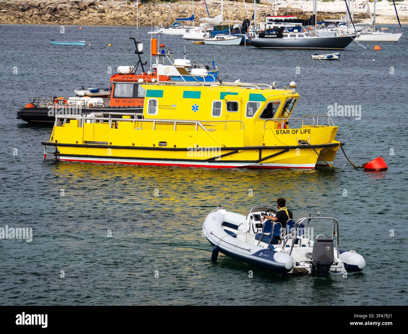 Un bateau ambulance dans le port de Hugh Town à St Mary's, Îles Scilly, Cornouailles, Royaume-Uni. Banque D'Images