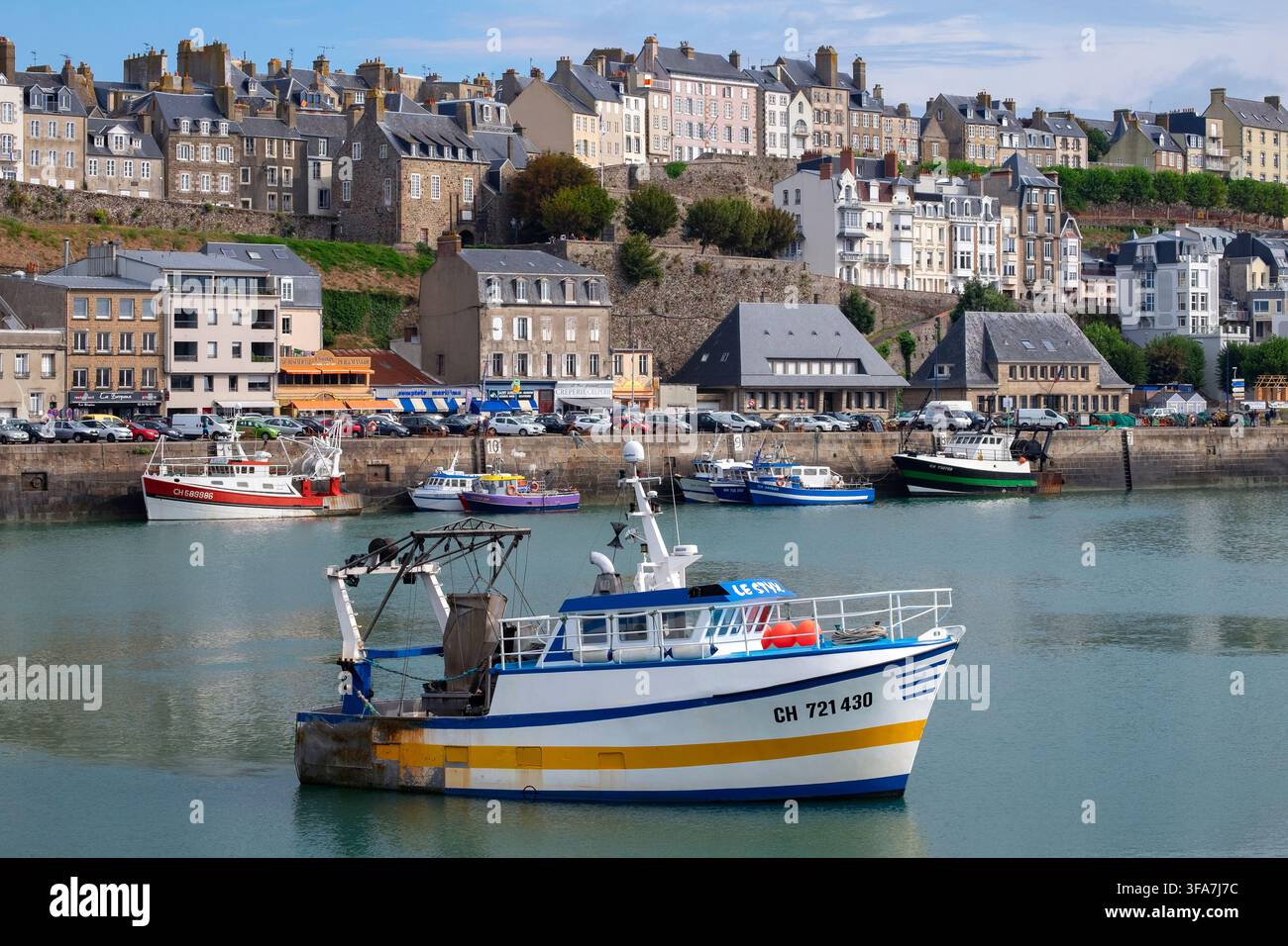 Bateau de pêche et navires avec des maisons de rapport en arrière-plan, Granville, baie du Mont Saint-Michel, Normandie, France, Europe Banque D'Images