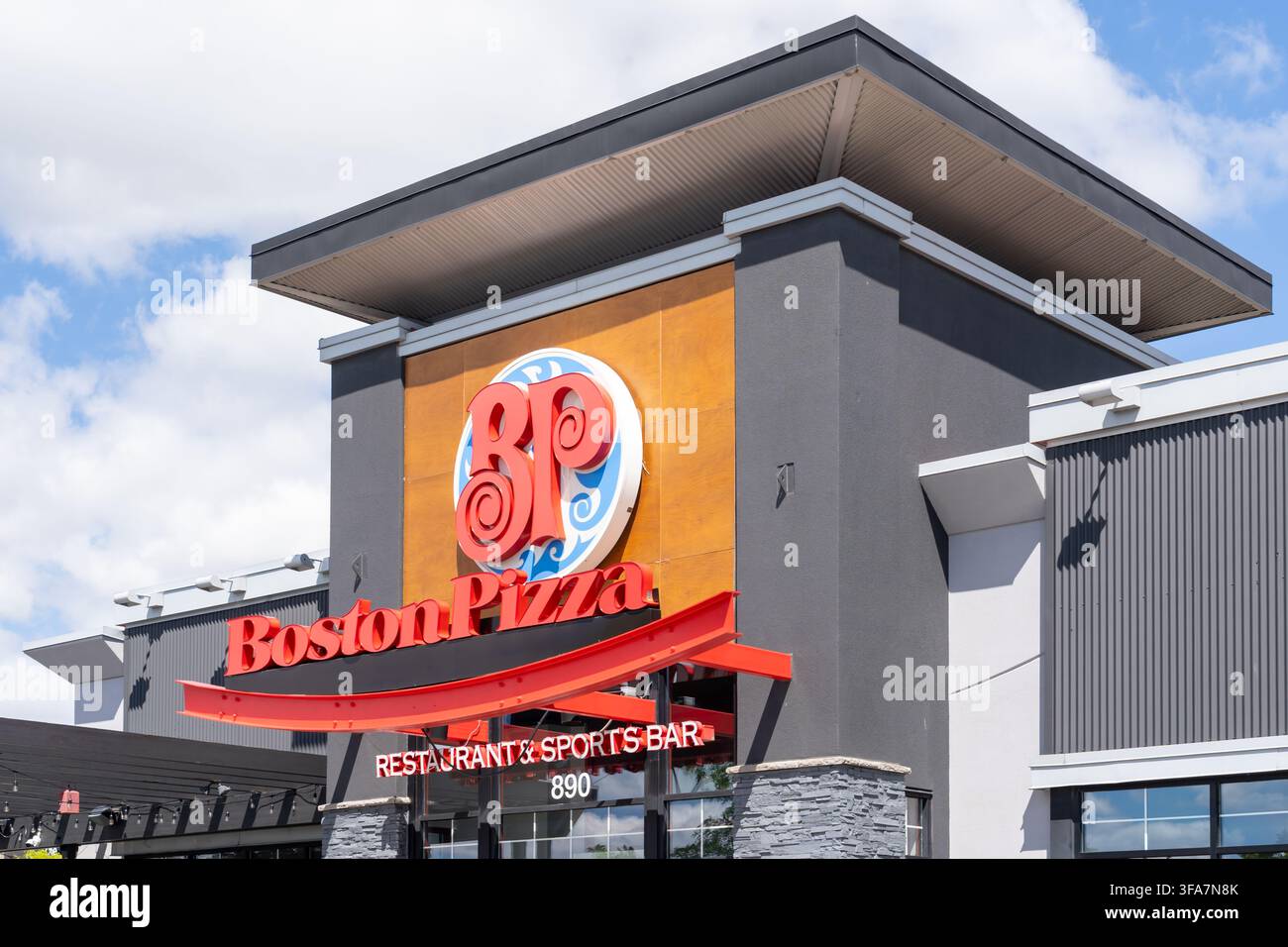 Gros plan de la signalisation extérieure d'un restaurant et bar sportif Boston Pizza sur le bâtiment à Toronto. Banque D'Images