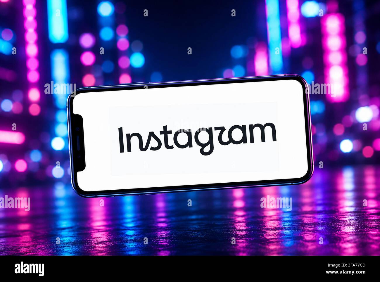 18 août 2026 : Dans cette illustration photographique, un smartphone affichant le nouveau logo typographique d'Instagram est photographié devant un fond néon vibrant, en Inde le 18 août 2026. (Crédit image : © David Talukdar/ZUMA Press Wire) UTILISATION ÉDITORIALE UNIQUEMENT ! Pas pour une UTILISATION COMMERCIALE ! Banque D'Images